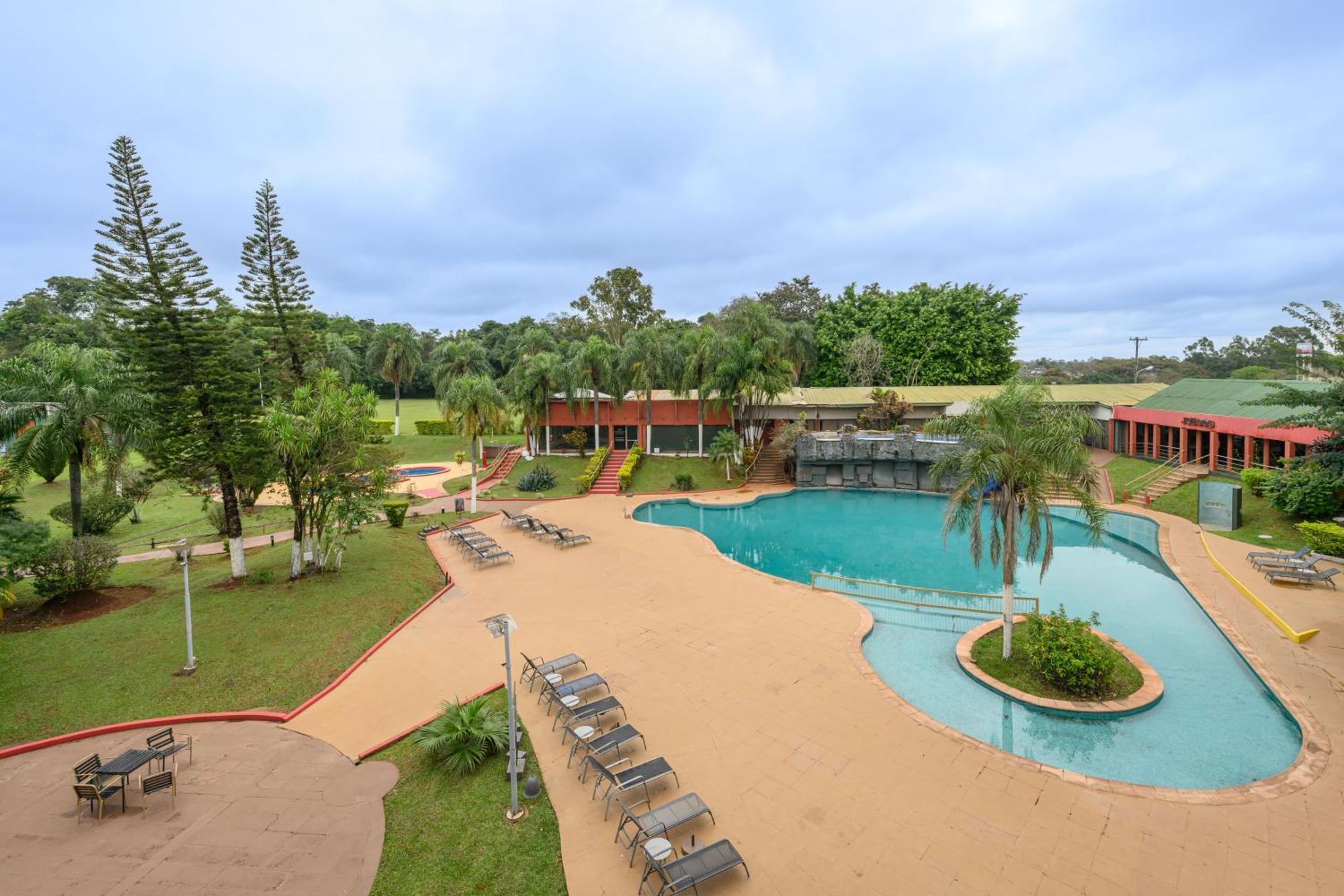 Exe Hotel Cataratas Puerto Iguazú Eksteriør billede The resort's swimming pool