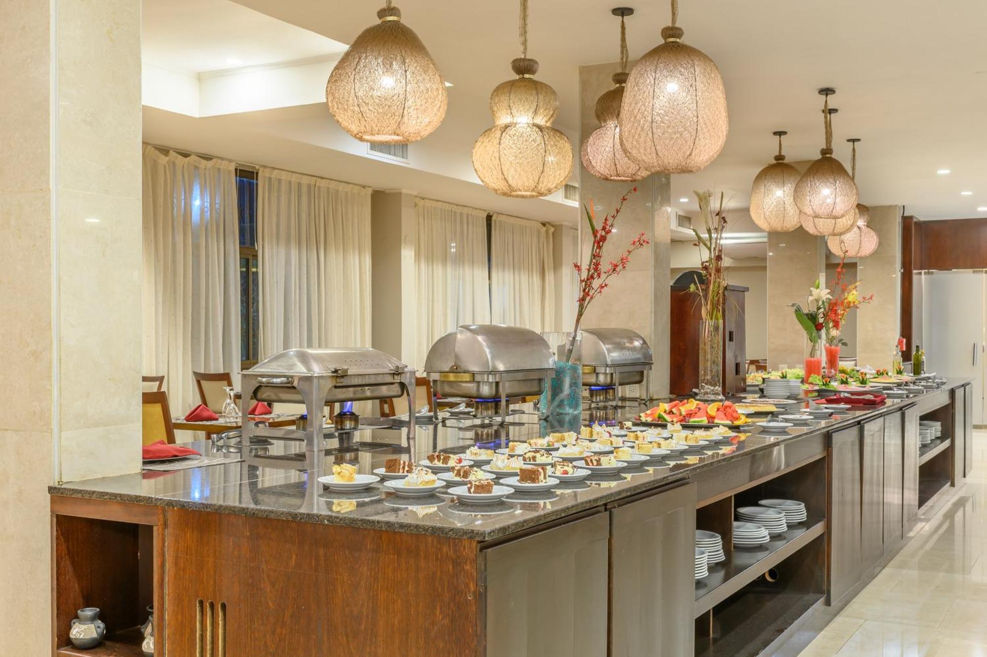 Exe Hotel Cataratas Puerto Iguazú Eksteriør billede The buffet at the hotel