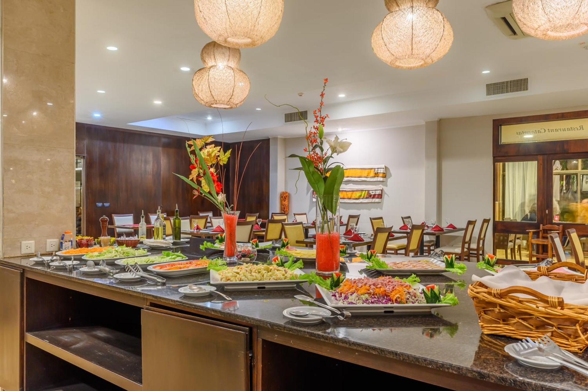 Exe Hotel Cataratas Puerto Iguazú Eksteriør billede The buffet at the hotel