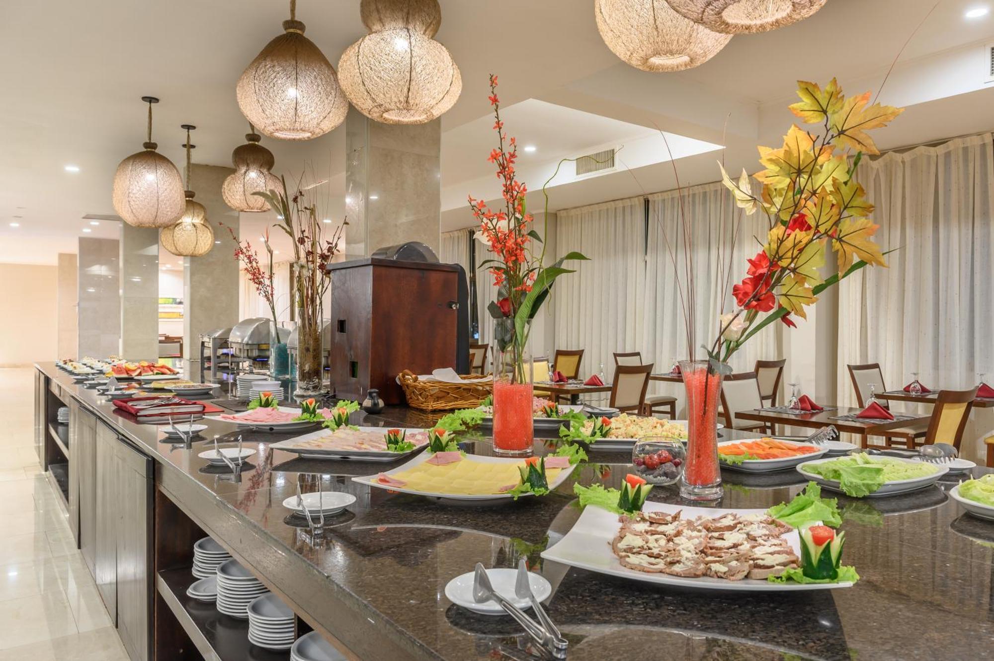 Exe Hotel Cataratas Puerto Iguazú Eksteriør billede A buffet at a hotel